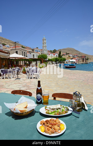 Griechisches Essen im Waterfront Taverna, Hafen von Emporio, Halki (Chalki), Rhodos (Rodos) Region, Dodekanes, Süd Ägäis, Griechenland Stockfoto