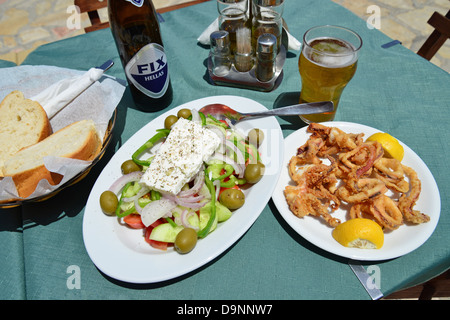 Griechisches Essen im Waterfront Taverna, Hafen von Emporio, Halki (Chalki), Rhodos (Rodos) Region, Dodekanes, Süd Ägäis, Griechenland Stockfoto