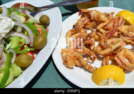 Griechisches Essen im Waterfront Taverna, Hafen von Emporio, Halki (Chalki), Rhodos (Rodos) Region, Dodekanes, Süd Ägäis, Griechenland Stockfoto