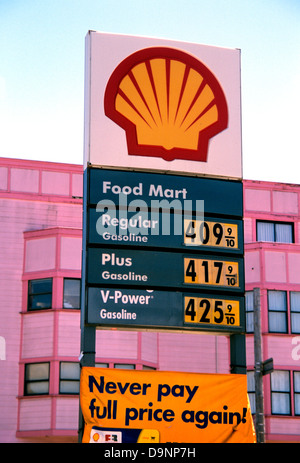 Zeichen bei Shell hat Station mit Preise für Benzin Stockfoto