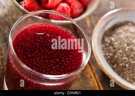 Bio Himbeer und Chia Samen Getränk vor dem Hintergrund Stockfoto