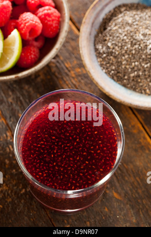Bio Himbeer und Chia Samen Getränk vor dem Hintergrund Stockfoto