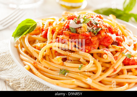 Hausgemachte Bucatini Amatriciana Nudeln mit Sauce und Basilikum Stockfoto