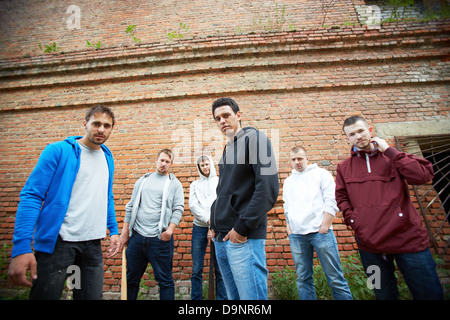 Gruppe von street Hooligans oder Rapper auf Hintergrund der Ziegelmauer Stockfoto