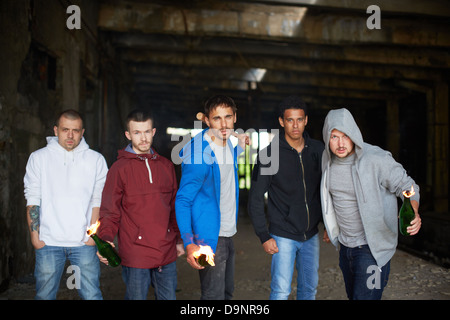 Porträt von gefährlichen Jungs mit brennenden Flaschen Blick in die Kamera Stockfoto