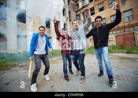 Porträt von gefährlichen Jungs explodierende brennende Flaschen Stockfoto