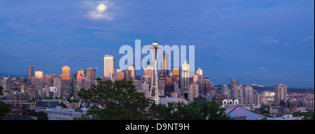 Full Moon Rising über Seattle Washington Skyline zur blauen Stunde Panorama Stockfoto