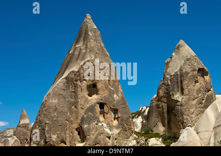 Seltsam geformte Tuff rockt mit Lagerung Zimmer, Cavusin, Kappadokien, Türkei Stockfoto