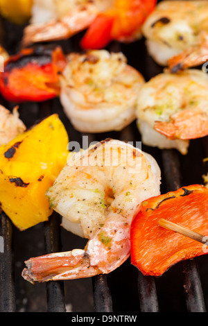 Hausgemachte Garnelen-Schaschlik mit Paprika auf dem grill Stockfoto