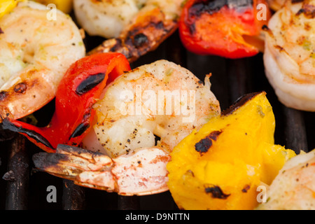 Hausgemachte Garnelen-Schaschlik mit Paprika auf dem grill Stockfoto