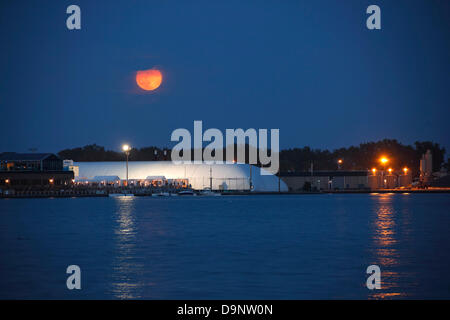 Toraonto, Kanada. 23. Juni 2013. Super Mondaufgang über Polson Pier im Hafen von Toronto am 23. Juni 2013 Credit: CharlineXia/Alamy Live News Stockfoto