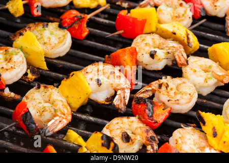 Hausgemachte Garnelen-Schaschlik mit Paprika auf dem grill Stockfoto