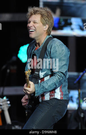 Köln, Deutschland, 22. Juni 2013. Phase Bon Jovis weil wir können - The Tour 2013 im RheinEnergieStadion in Köln. 22. Juni 2013. US-Sänger Jon Bon Jovi auf der Bühne während Bon Jovis weil wir können - The Tour 2013 im RheinEnergieStadion in Köln, 22. Juni 2013 durchführt. Bildnachweis: Dpa picture Alliance/Alamy Live News Stockfoto