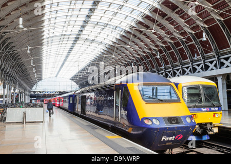 England, London, Paddington Station, Station Interieur und Züge Stockfoto