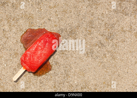 Kalten Bio eingefroren Erdbeere Frucht Eis am Stiel geschmolzen auf dem Boden Stockfoto
