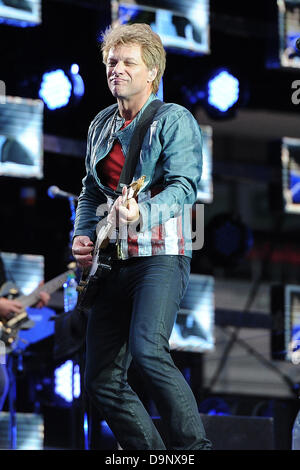 Köln, Deutschland, 22. Juni 2013. US-Sänger Jon Bon Jovi führt auf der Bühne während einer Bon Jovi weil wir können - The Tour 2013 Konzert im RheinEnergieStadion in Köln, 22. Juni 2013. Bildnachweis: Dpa picture Alliance/Alamy Live News Stockfoto