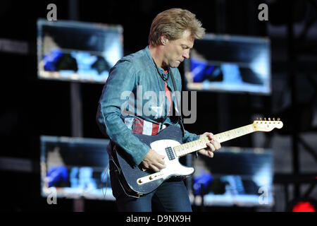 Köln, Deutschland, 22. Juni 2013. US-Sänger Jon Bon Jovi führt auf der Bühne während einer Bon Jovi weil wir können - The Tour 2013 Konzert im RheinEnergieStadion in Köln, 22. Juni 2013. Bildnachweis: Dpa picture Alliance/Alamy Live News Stockfoto