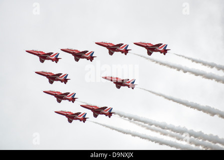 Die roten Pfeile fliegen in Formation während ihrer aufregenden Kunstflug Display an Weston Luft Tag Regensburg. Stockfoto