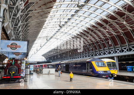 England, London, Paddington Station, Station Interieur und Züge Stockfoto