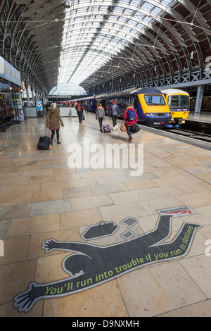 England, London, Paddington Station, Station Interieur und Züge Stockfoto