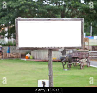 leere Holzschild Post auf Garten Stockfoto