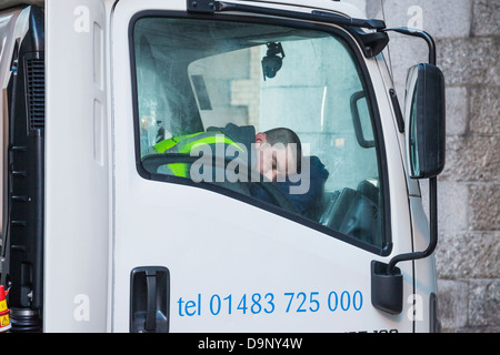 England, London, Auslieferungsfahrer Van schlafend am Rad Stockfoto