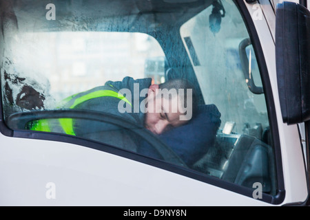 England, London, Auslieferungsfahrer Van schlafend am Rad Stockfoto