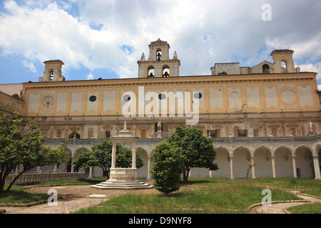 Großer Kreuzgang der Certosa di San Martino auf der oben genannten Vomero Neapel, Kampanien, Italien Stockfoto