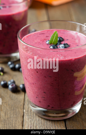 Sommer-Blueberry Smoothie in ein Glas, Nahaufnahme Stockfoto