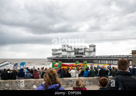 Die Massen genießen die britischen Red Arrows Kunstflug Display Team durchführen über die Grand Pier in Weston-Super-Mare Stockfoto