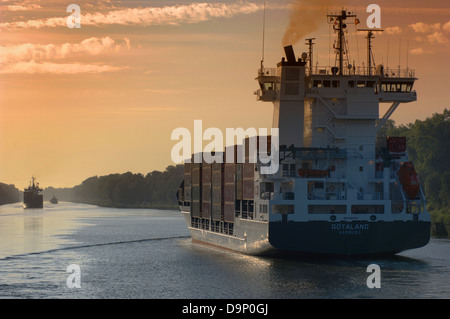 Schiffe durch den Nord-Ostsee-Kanal im Morgengrauen Stockfoto