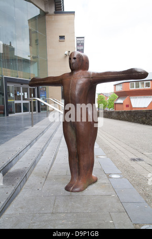 Anthony Gormley Skulptur für Derry Wände in Millenium Forum Derry Londonderry Nordirland Stockfoto