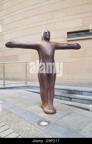 Anthony Gormley Skulptur für Derry Wände in Millenium Forum Derry Londonderry Nordirland Stockfoto