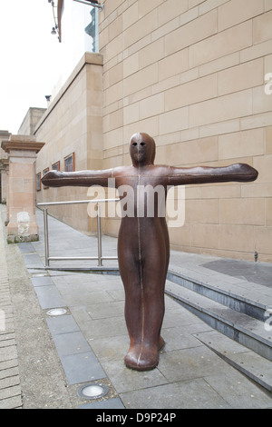 Anthony Gormley Skulptur für Derry Wände in Millenium Forum Derry Londonderry Nordirland Stockfoto