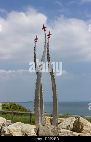 Rote Pfeile Skulptur, Bournemouth, Denkmal für Pilot, Flt Lt Jon Egging, die nach der Air Show in Bournemouth, Dorset, England, Großbritannien getötet wurde. Stockfoto