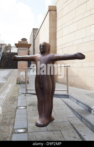 Anthony Gormley Skulptur für Derry Wände in Millenium Forum Derry Londonderry Nordirland Stockfoto