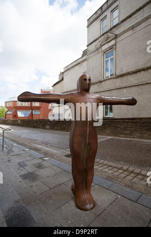 Anthony Gormley Skulptur für Derry Wände in Millenium Forum Derry Londonderry Nordirland Stockfoto