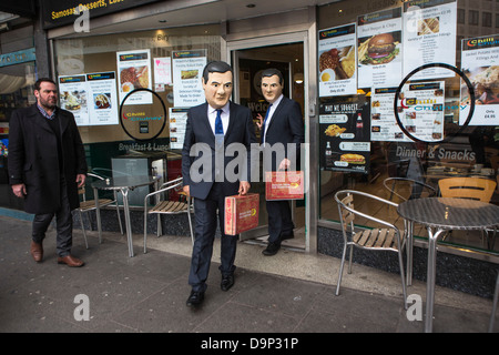 George Osborne maskiert wenn Aktivisten in Westminster Osborne Versprechen einzuhalten der weltweit ärmsten auffordern zu sammeln. Stockfoto