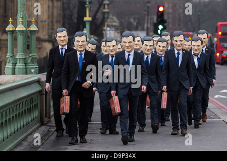 Genug Essen wenn Aktivisten versammeln sich in Westminster Osborne Versprechen einzuhalten der weltweit ärmsten fordere. Stockfoto