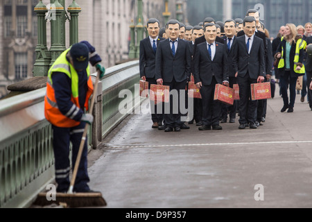 Genug Essen wenn Aktivisten versammeln sich in Westminster Osborne Versprechen einzuhalten der weltweit ärmsten fordere. Stockfoto