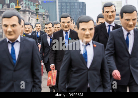 Genug Essen wenn Aktivisten versammeln sich in Westminster Osborne Versprechen einzuhalten der weltweit ärmsten fordere. Stockfoto