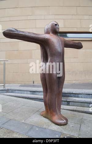 Anthony Gormley Skulptur für Derry Wände in Millenium Forum Derry Londonderry Nordirland Stockfoto