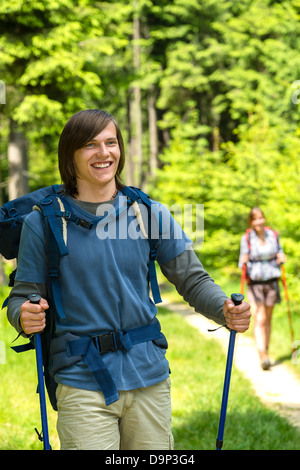 Porträt von Wanderer jungen auf der Suche und lächelt in die Kamera Stockfoto