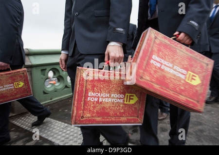 Genug Essen wenn Aktivisten versammeln sich in Westminster Osborne Versprechen einzuhalten der weltweit ärmsten fordere. Stockfoto