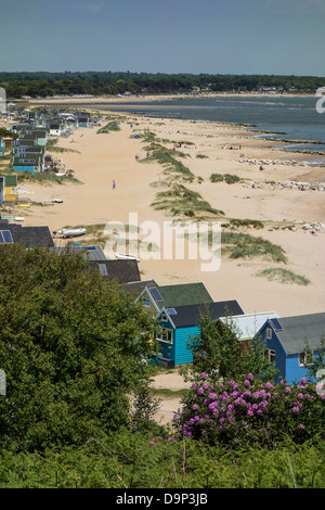 Umkleidekabinen am Strand und der Strand am Hafen Mudeford Spit, Christchurch, Dorset, England, UK. Stockfoto