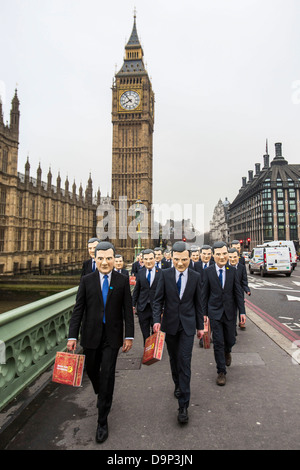 Genug Essen wenn Aktivisten versammeln sich in Westminster Osborne Versprechen einzuhalten der weltweit ärmsten fordere. Stockfoto