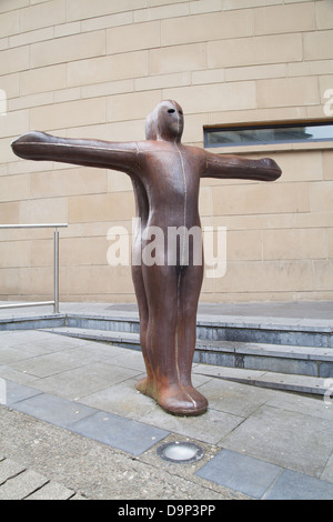 Anthony Gormley Skulptur für Derry Wände in Millenium Forum Derry Londonderry Nordirland Stockfoto