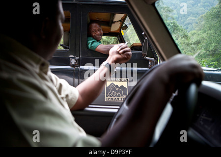 Reiseführer für den Parc National des Vulkane, Ruanda, treffen auf der Straße für ein Schwätzchen. Stockfoto