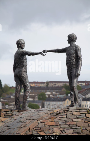 Hände über die Kluft Bronze Skulptur von Maurice Harron Derry Londonderry Northern Ireland Stockfoto