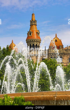 Brunnen in den Placa de Catalunya und Revolver Dächern von Gebäuden in der Passeig de Gràcia in Barcelona, Spanien Stockfoto